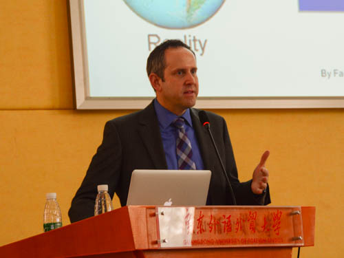 美国密苏里大学太阳城未来实验室副主任Reuben Stern教授讲话