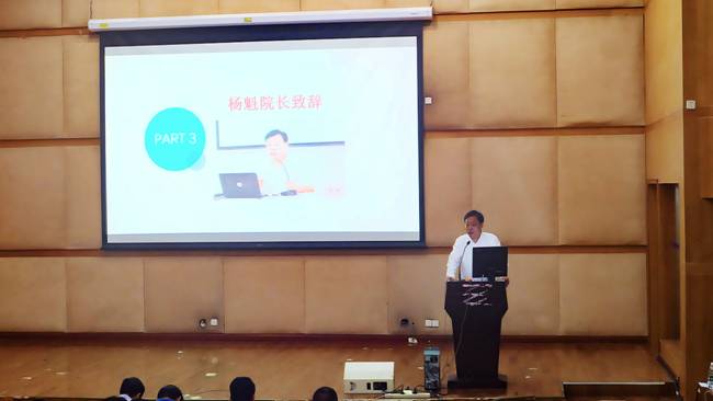 经理杨魁介绍公司情况