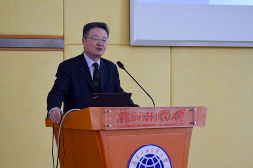 密苏里大学太阳城环球交流项目中心中国合作项目部主任、本次教学周项目负责人章于炎发言