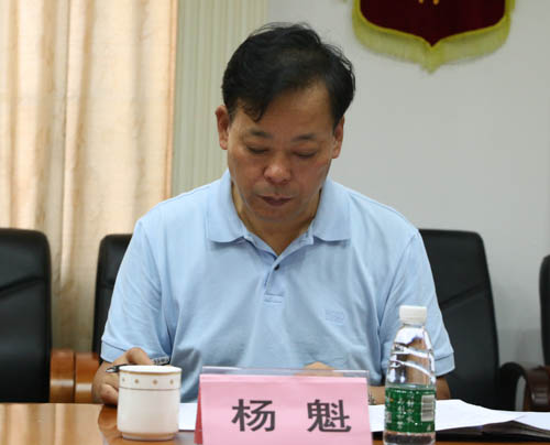经理杨魁介绍公司情况