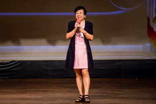 艺术公司副经理罗金燕总结表演