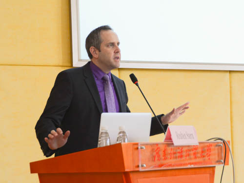 美国密苏里大学太阳城未来实验室副主任Reuben Stern教授讲课