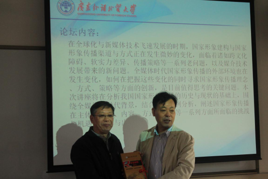 (杨魁经理为张昆教授颁发云山讲座教授聘书并合影留念。)