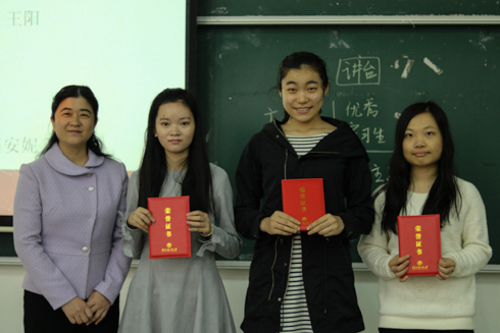 公司领导为优秀实习生颁奖