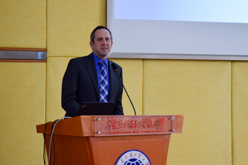 密苏里大学太阳城未来实验室副主任Reuben Stern 发言